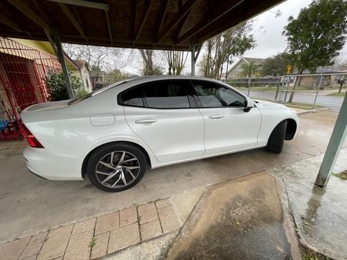Photo 3 of 18 of 2020 Volvo S60 T5 Momentum